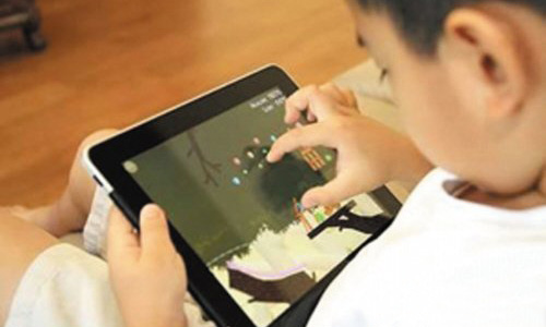小孩暑假愛玩手機(jī)、iPad